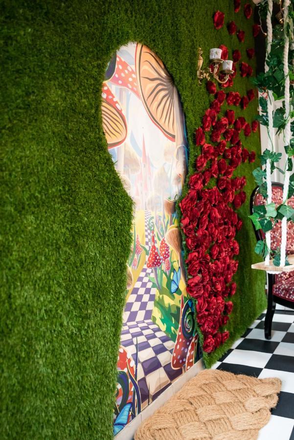 Insolite Alice In Wonderland Gujan-Mestras Ngoại thất bức ảnh