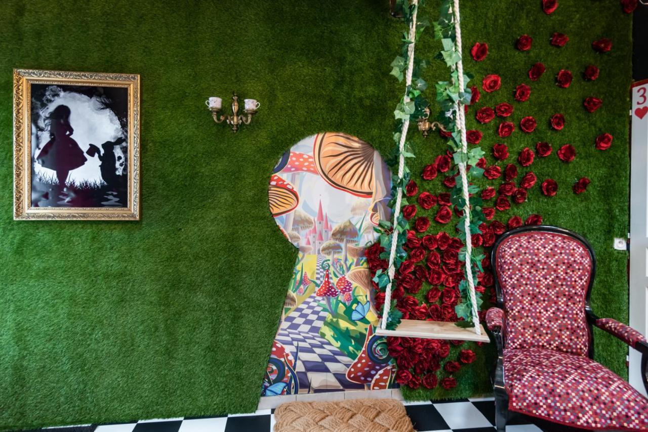 Insolite Alice In Wonderland Gujan-Mestras Ngoại thất bức ảnh